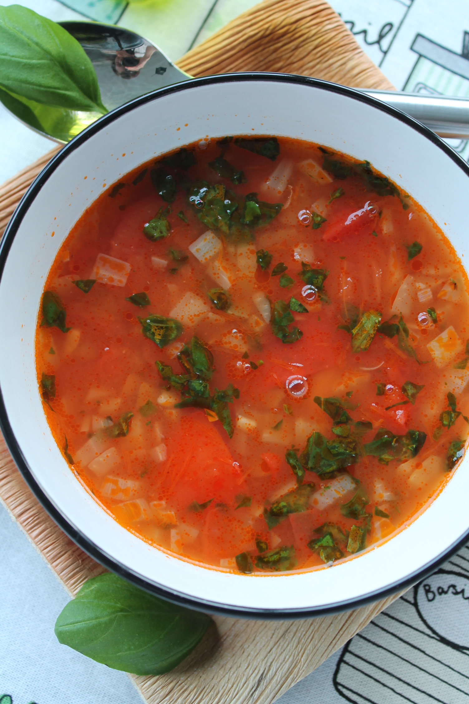 Soppa-vita bönor-tomat-basilika