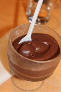 chokladpudding med plastsked