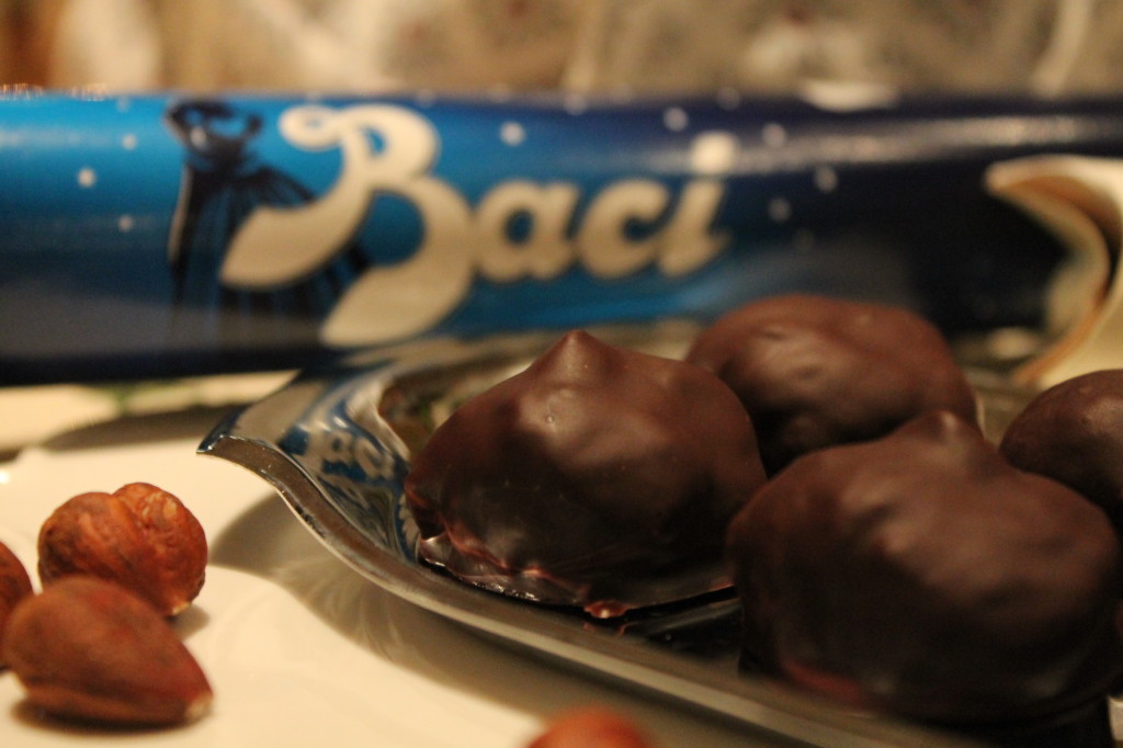 italienska praliner baci nougat hasselnötter mörk choklad