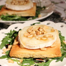 toast chèvre getost pinjenötter honung ruccola förrätt fredagsmys balsamico