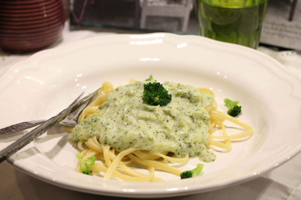 Vegetarisk pastasås med ost och broccoli. | Livsnjutarnas gourmetkök