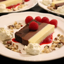 randig chokladterrin dessert fest hallon hallonspegel vaniljkräm rostad krisp choklad